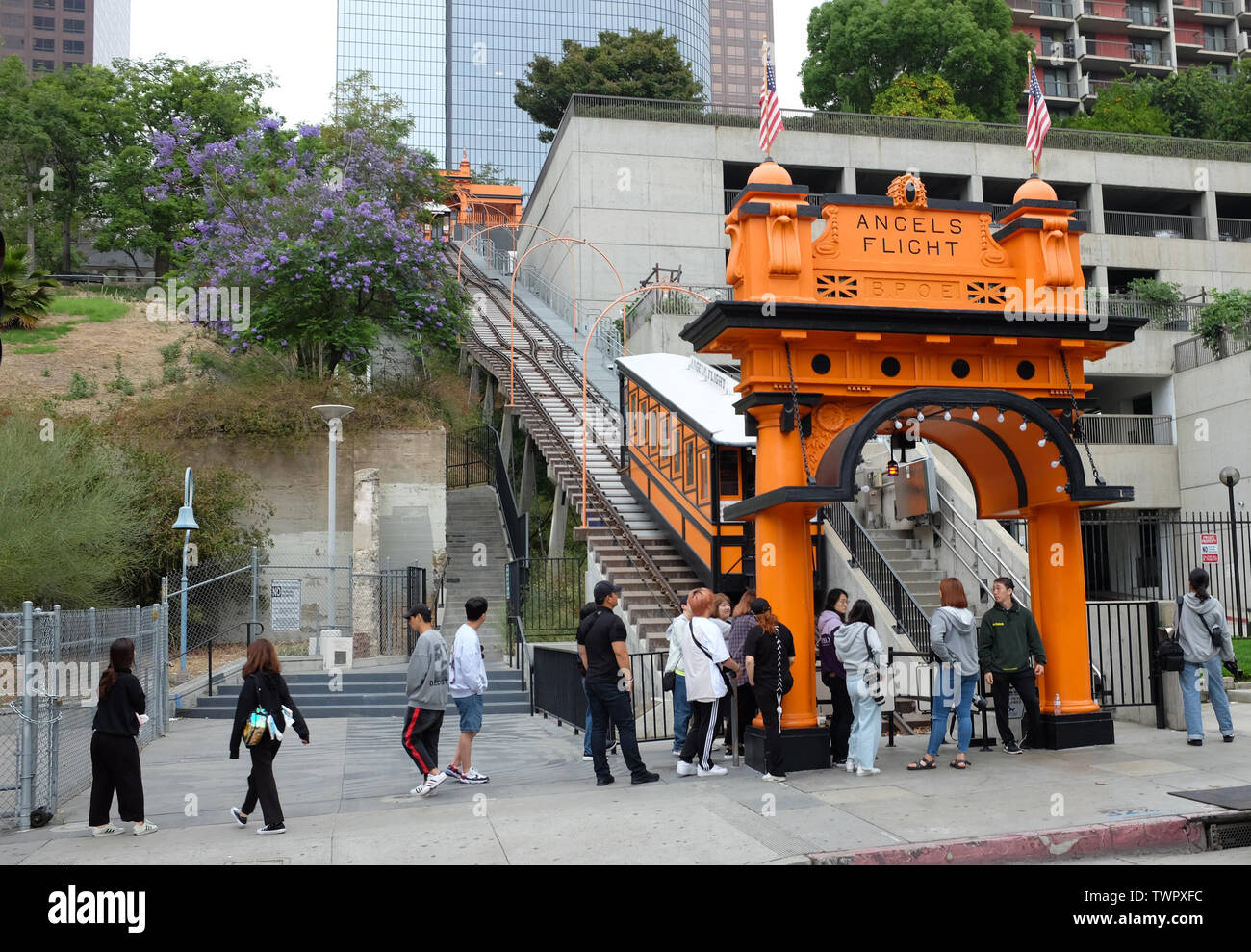 LOS ANGELES - CALIFORNIA: Giugno 18, 2019: turisti attendere gli angeli in volo un punto di riferimento 2 ft 6 in scartamento ridotto funicolare al Bunker Hill distric Foto Stock
