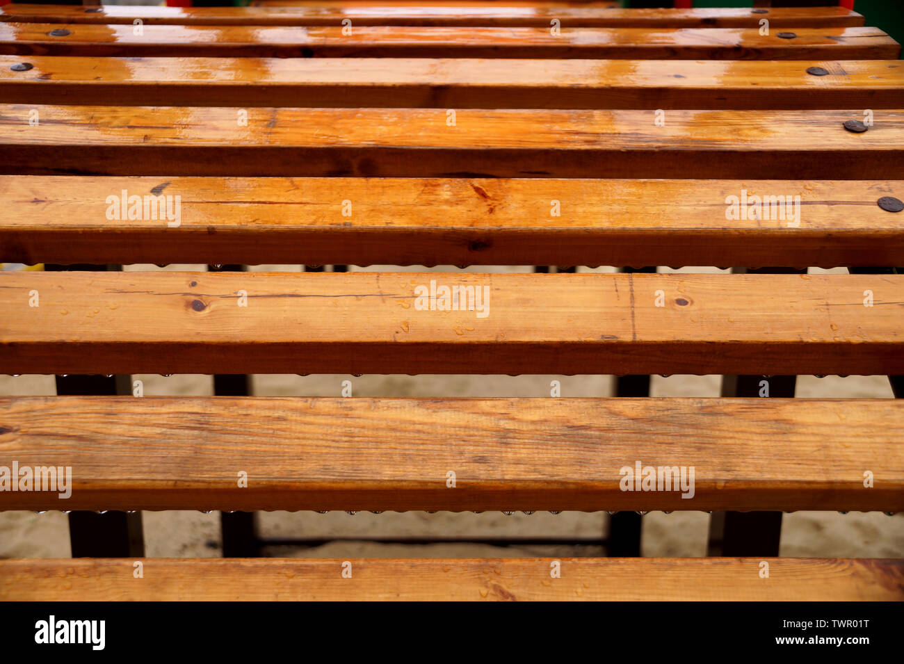 Gli elementi in legno di un parco giochi per bambini sotto la pioggia Foto Stock