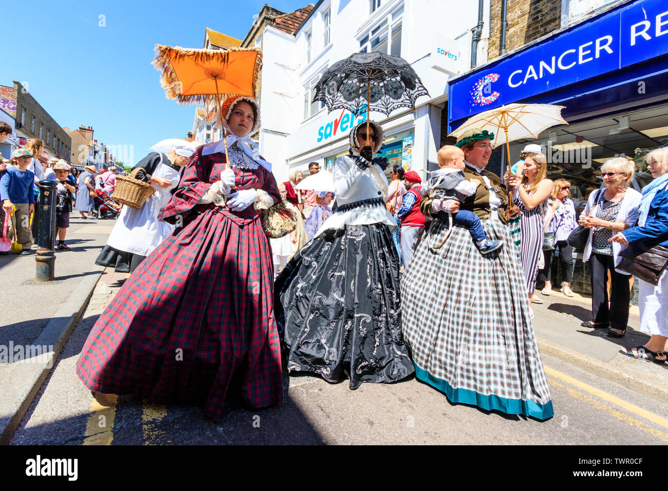 Annualmente Broadstairs Dickens Festival. Il corteo principale lungo l Alta, Main Street, con persone vestite in costume vittoriano come Dickens caratteri. Foto Stock