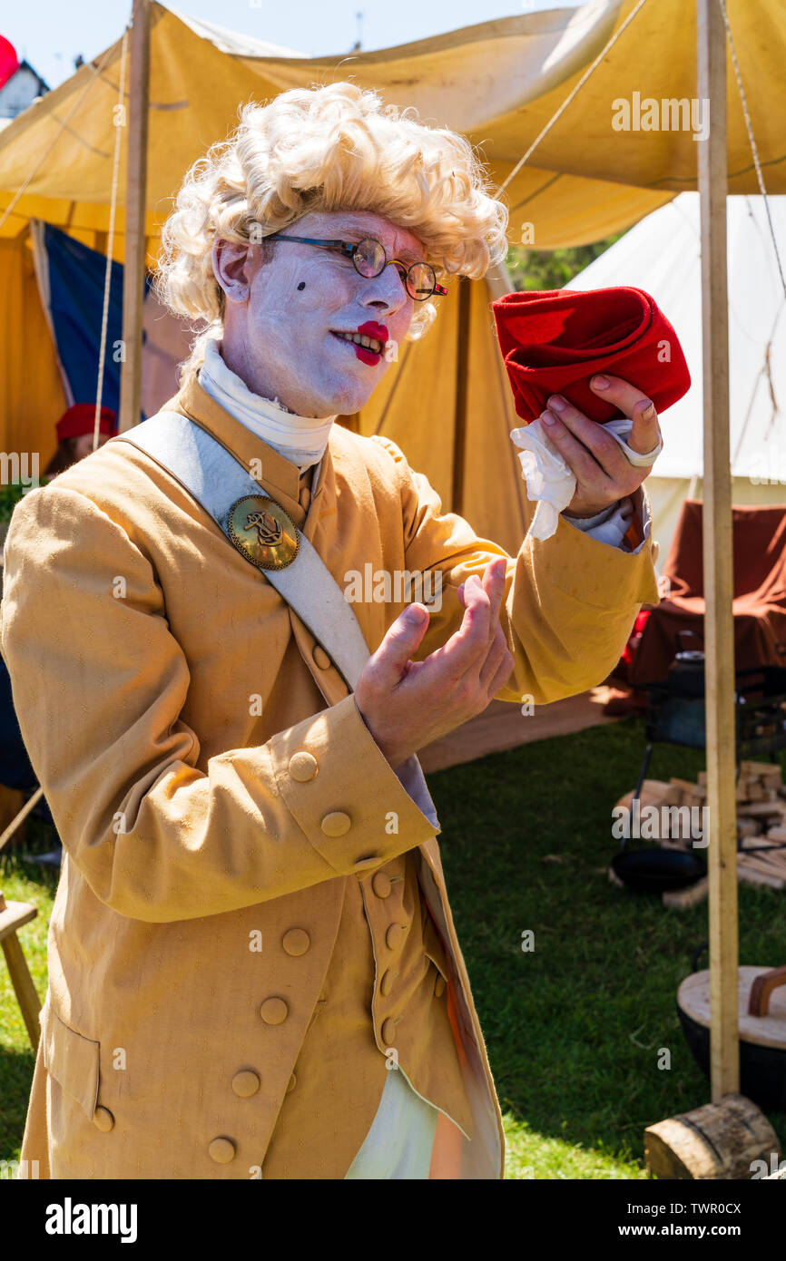 Broadstairs Dickens Festival. Persone vestite di Dickensian costume vittoriano come vari caratteri. Aristocratico francese da 'un racconto di due città' con bianco faccia in polvere. All'aperto, sta parlando con la persona invisibili. Foto Stock