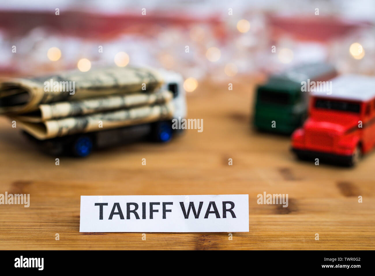 Tariffa di spedizione di guerra, scambi e commercio concetto con dollari USA caricato sul letto del carrello Foto Stock