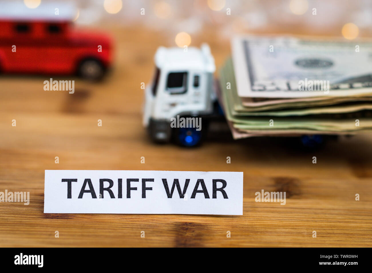 Tariffa di spedizione di guerra, scambi e commercio concetto con dollari USA caricato sul letto del carrello Foto Stock