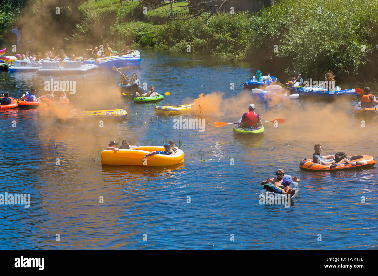 Iford, Dorset, Regno Unito. Il 22 giugno 2019. Il tempo era perfetto, caldo e soleggiato, ancora per Dorset Dinghy giorno con centinaia di gommoni, canotti pneumatici, artigianato, tavole che formano una flottiglia di salpare da ponte Iford giù il fiume Stour a ponte Tuckton. L'evento iniziato nel 2014 come un po' di divertimento, ma ora è diventato un evento annuale la raccolta di fondi per la carità ed il getter più grande di ogni anno. Credito: Carolyn Jenkins/Alamy Live News Foto Stock