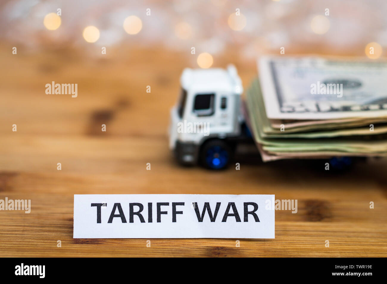 Tariffa di spedizione di guerra, scambi e commercio concetto con dollari USA caricato sul letto del carrello Foto Stock