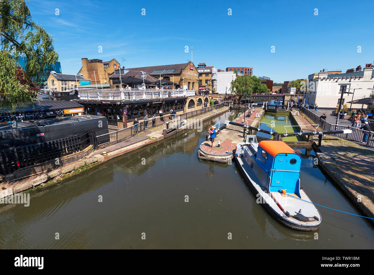 London, Regno Unito - 13 Maggio 2019: Camden Lock o Hampstead Road blocca è una twin azionato manualmente la serratura sul Regent's Canal a Camden Town . Foto Stock