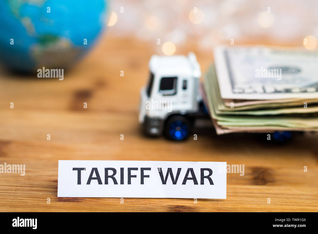 Tariffa di spedizione di guerra, scambi e commercio concetto con dollari USA caricato sul letto del carrello Foto Stock