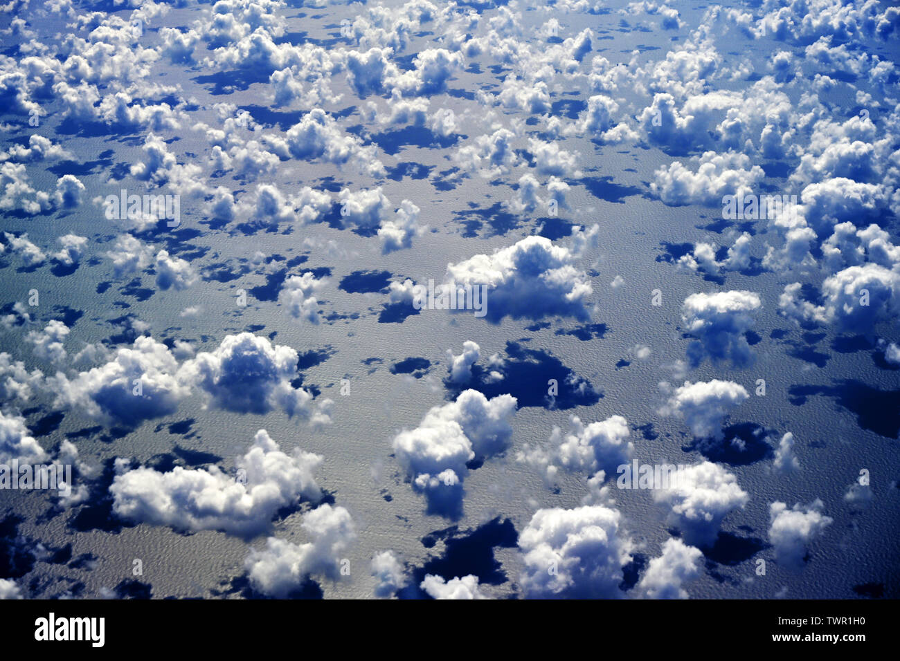 Fluffy rotto cumulus sull Oceano Atlantico Foto Stock
