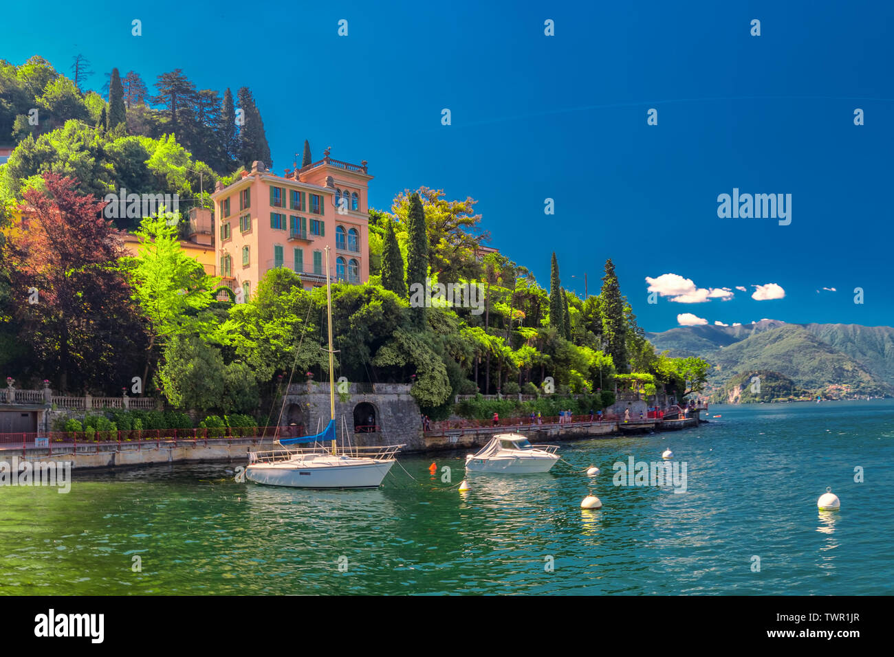 VARENNA, Italia - Giugno 1, 2019 - Traghetto a Varenna vecchia città sul lago di Como con le montagne sullo sfondo, l'Italia, l'Europa. Foto Stock