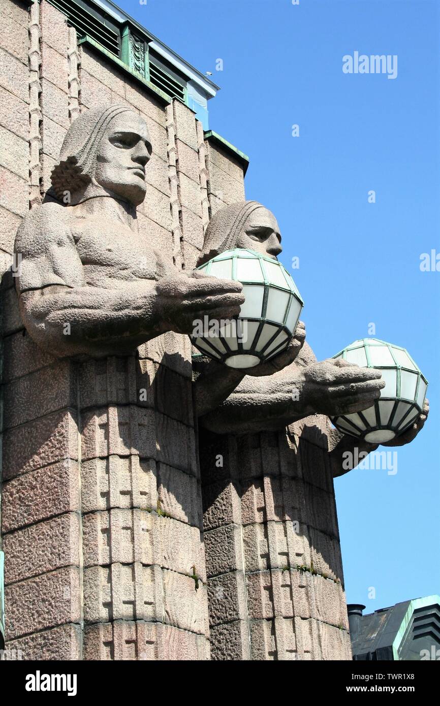 Deatil della facciata della stazione centrale di Helsinki, con coppie di statue di contenimento lampade sferiche, in stile art nouveau Foto Stock