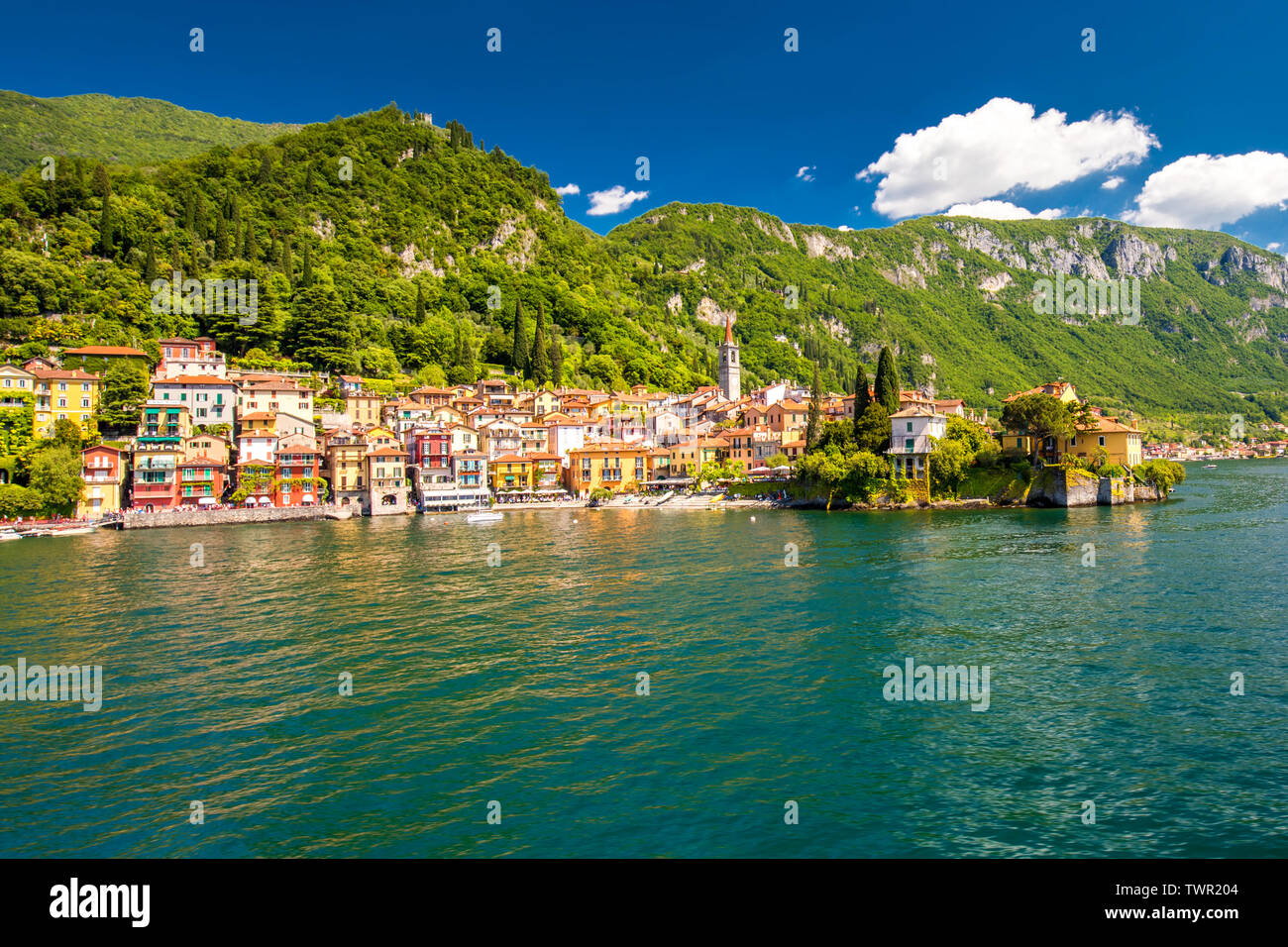 Varenna vecchia città sul lago di Como con le montagne sullo sfondo, Lombardia, Italia, Europa. Foto Stock