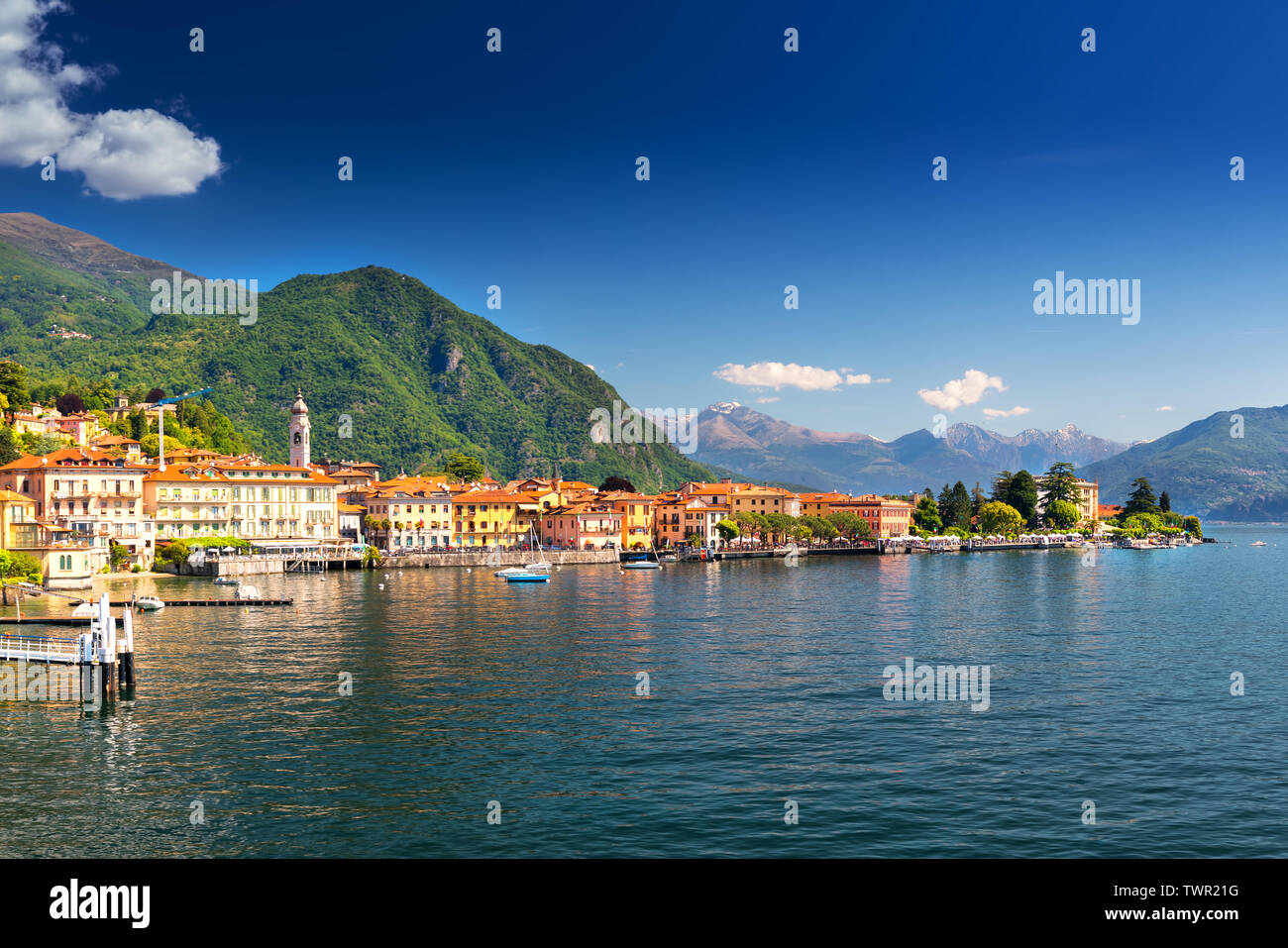 Menaggio vecchia città sul lago di Como con le montagne sullo sfondo, Lombardia, Italia, Europa. Foto Stock