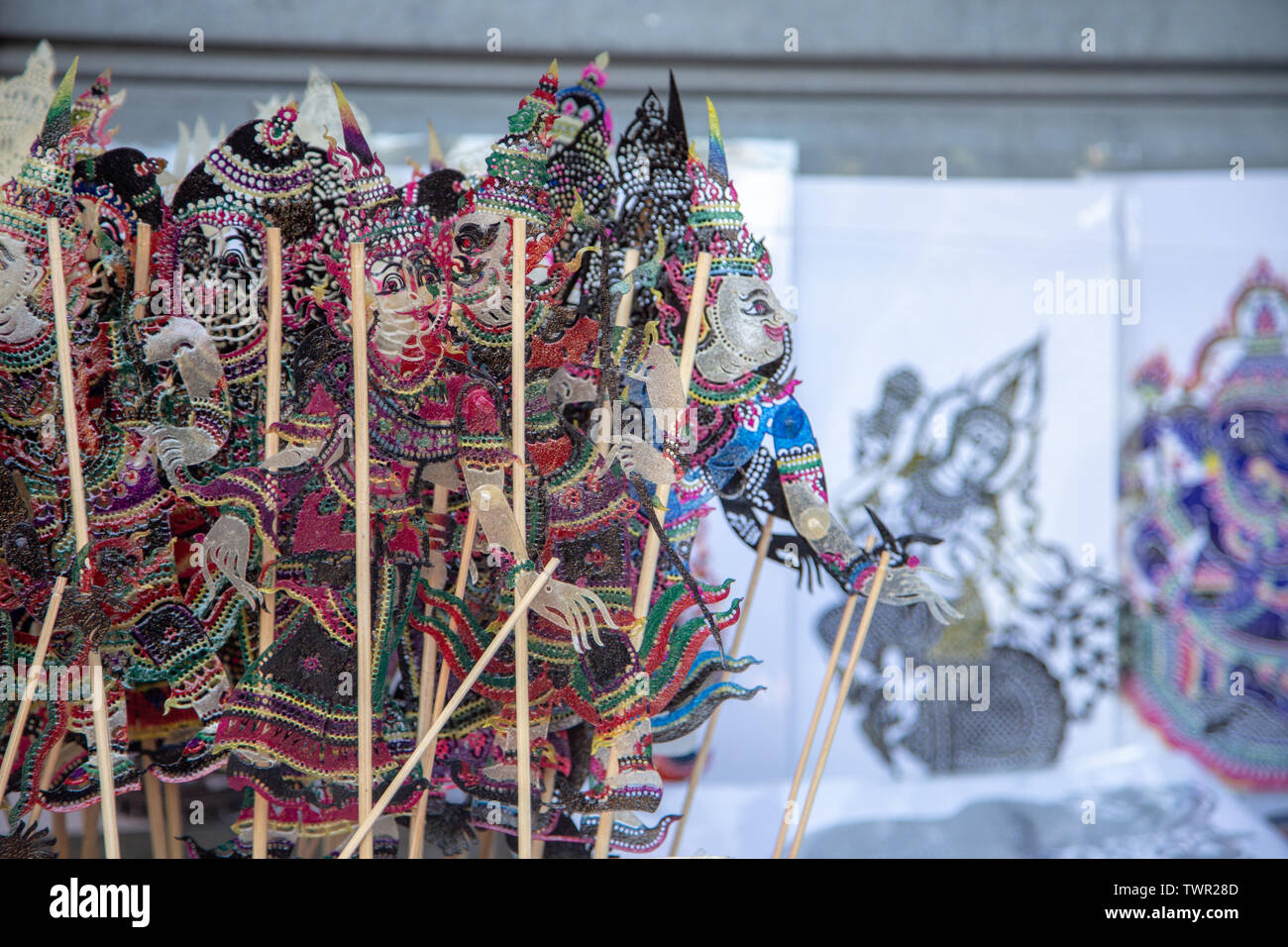 Chiudere l'arte Tailandese oggetto di cuoio da marionetta con il legno per le prestazioni di notte nel sud della Thailandia cultura. Foto Stock