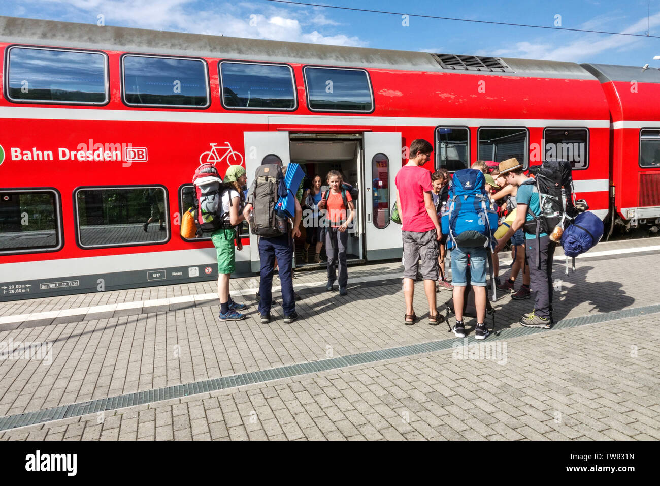 Bad Schandau DB Railway Station, gruppo di bambini in viaggio nel Parco Nazionale della Svizzera sassone, Sassonia, Germania, Europa Backpackers Foto Stock