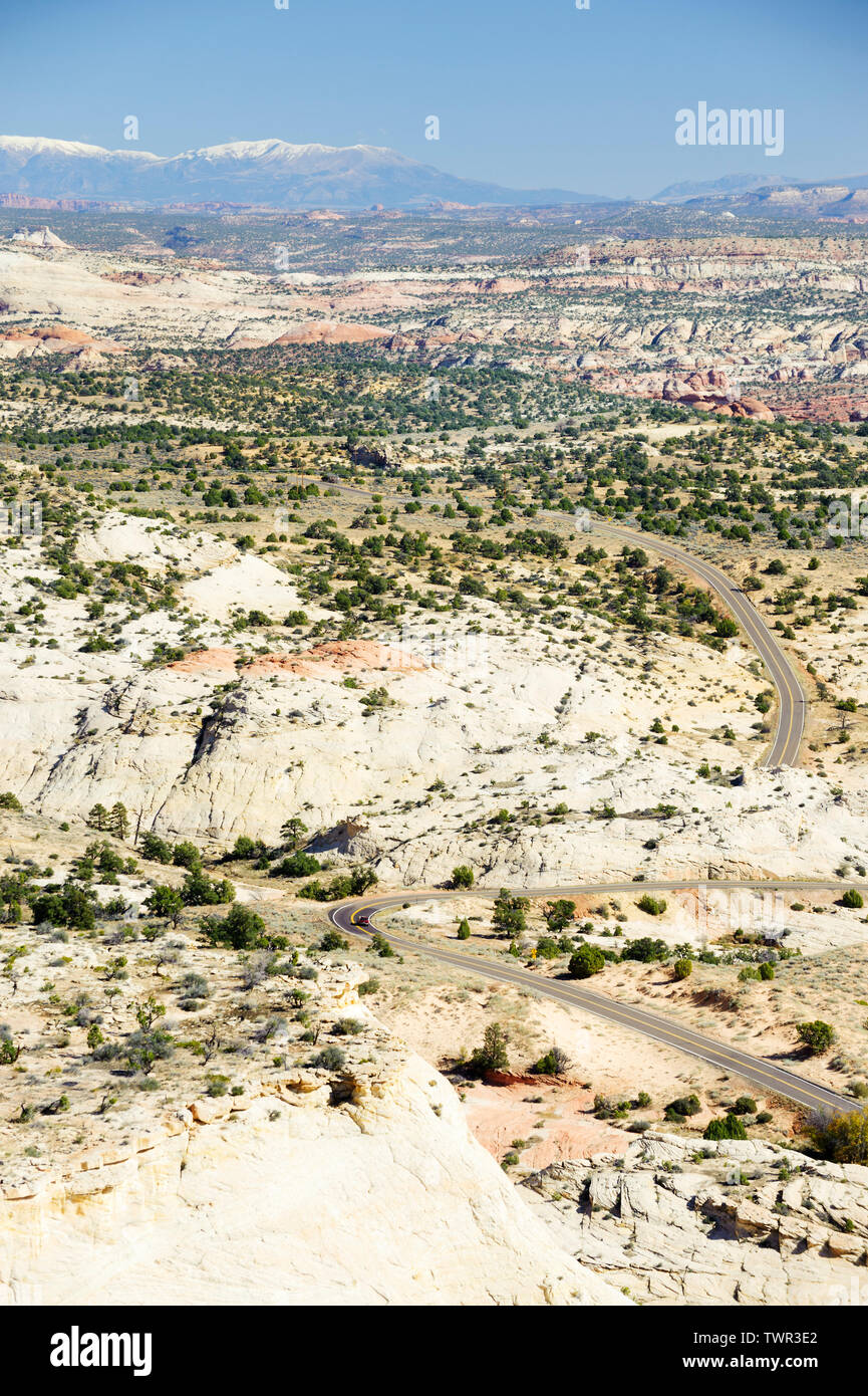 Scenic Byway 12 passando attraverso il paesaggio desertico, visto dalla testa delle rocce si affacciano vicino a Escalante, Utah. Henry Mountains in background. Foto Stock