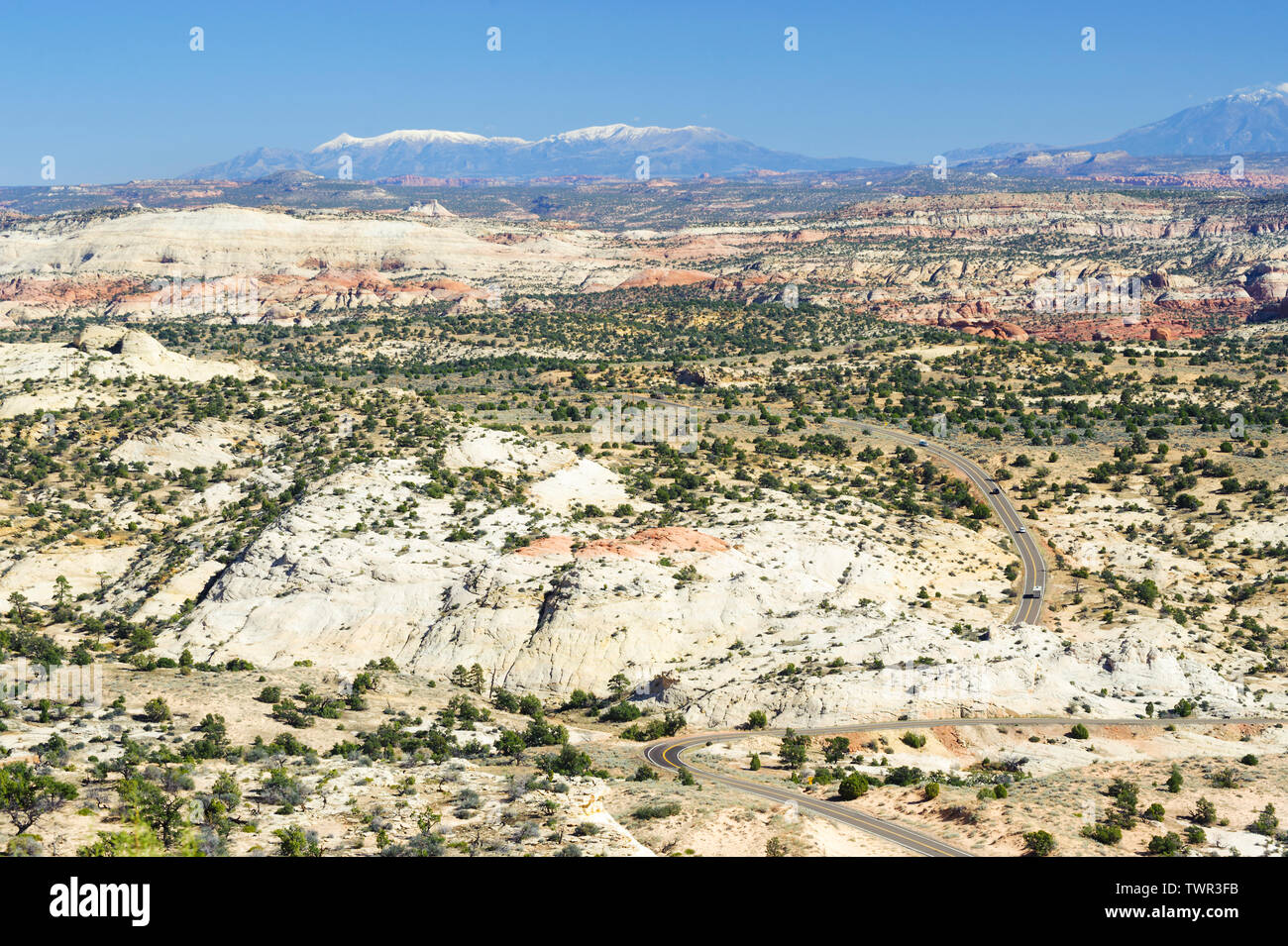 Scenic Byway 12 passando attraverso il paesaggio desertico, visto dalla testa delle rocce si affacciano vicino a Escalante, Utah. Henry Mountains in background. Foto Stock