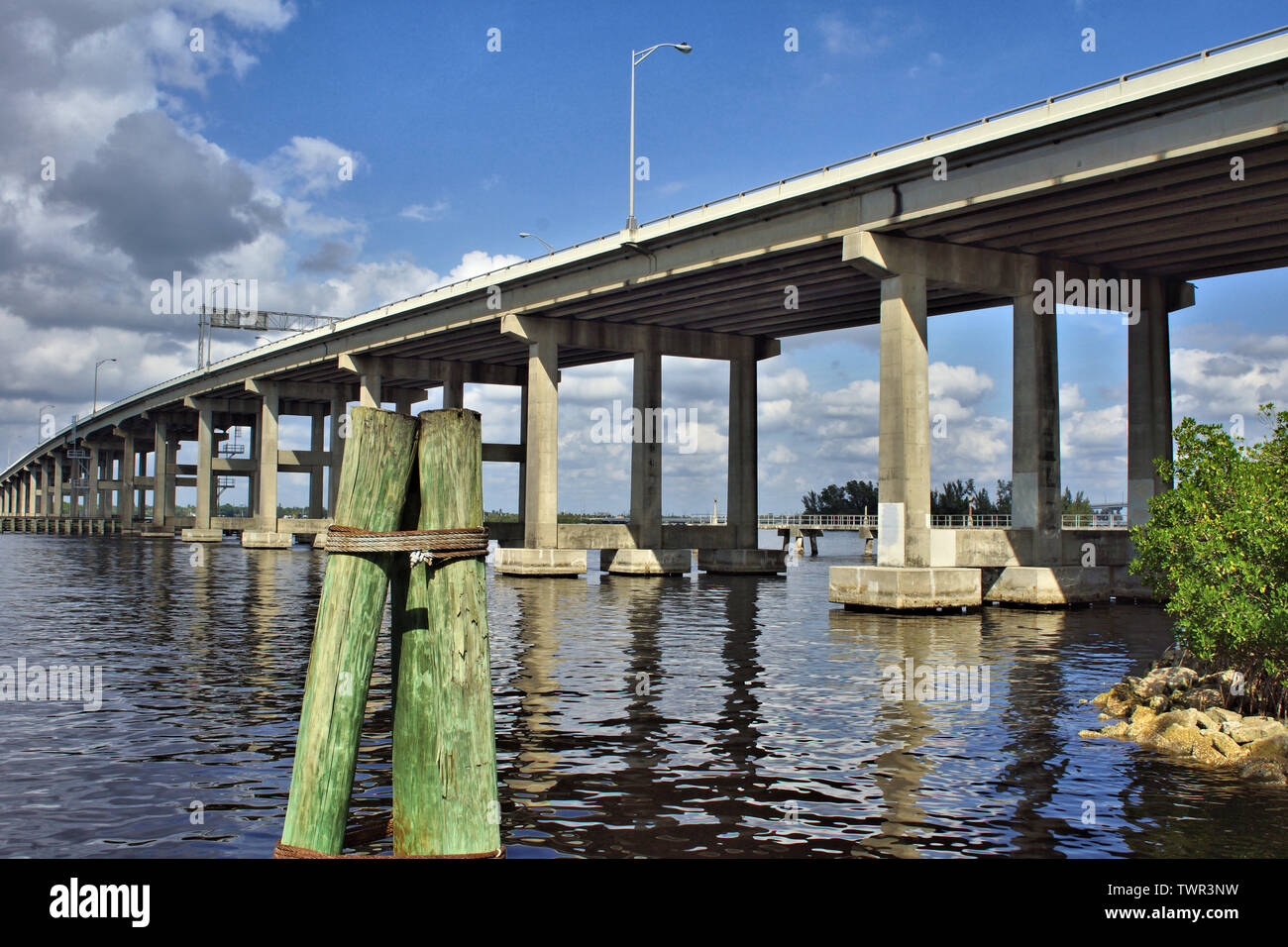 US Highway 41 ponte che attraversa il fiume Caloosahatchee da Centennial Park in Fort Myers, Florida Foto Stock