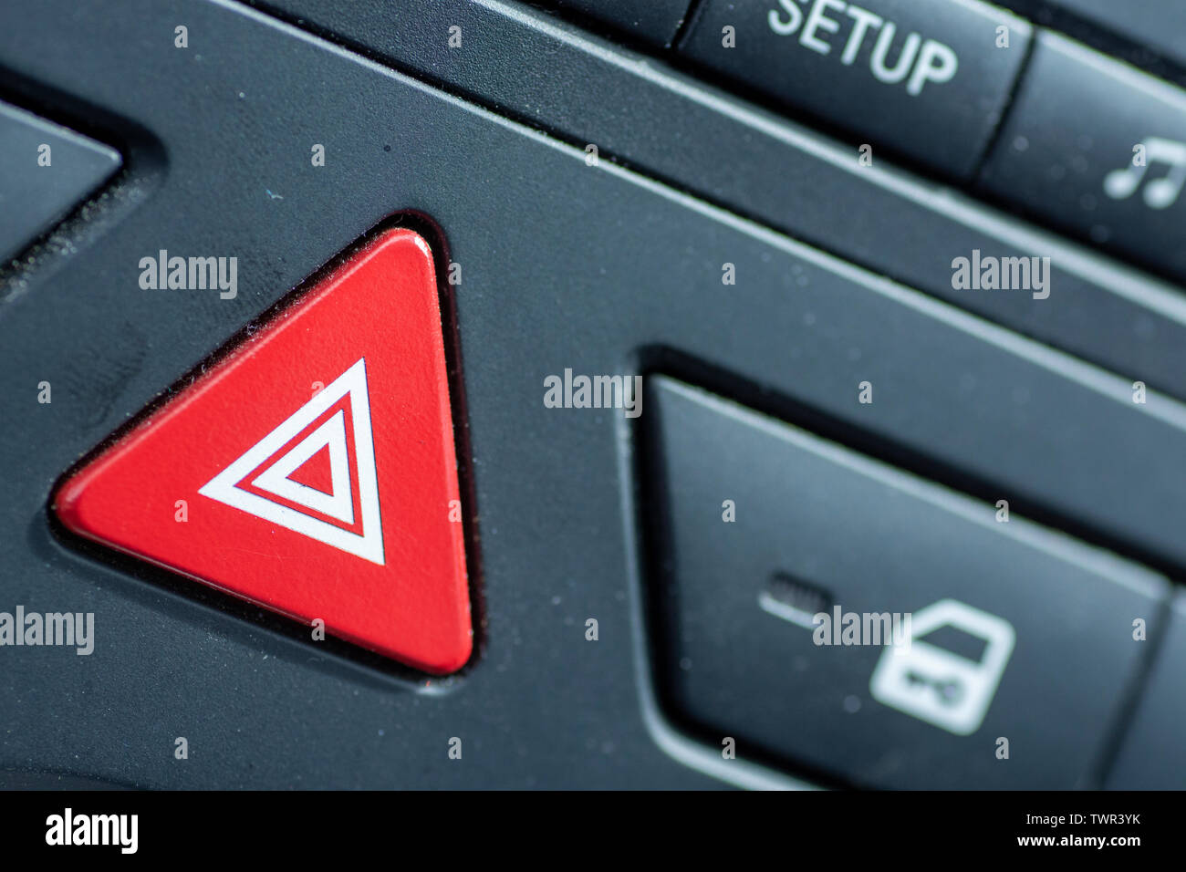 Luci di avvertimento pericolo pulsante sul cruscotto di automobile Foto Stock
