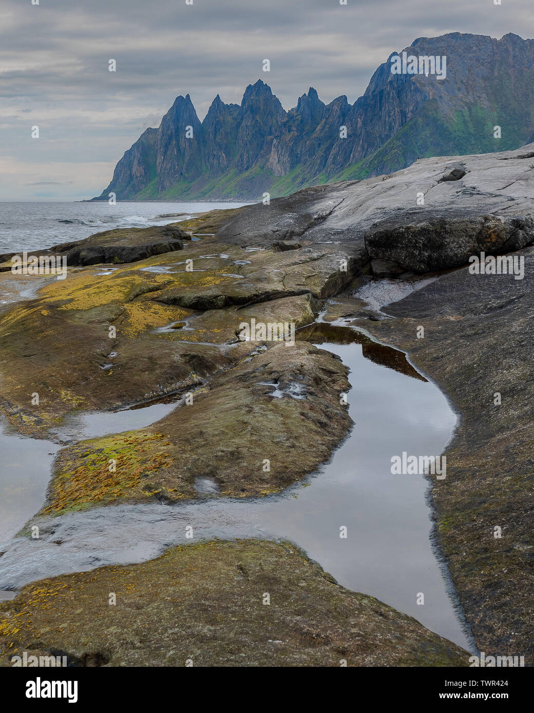 L'isola di Senja nell'artico norvegese è meno alternativa popolare alle Lofoten con vedute mozzafiato del paesaggio di montagna e aspre coste naturale Foto Stock