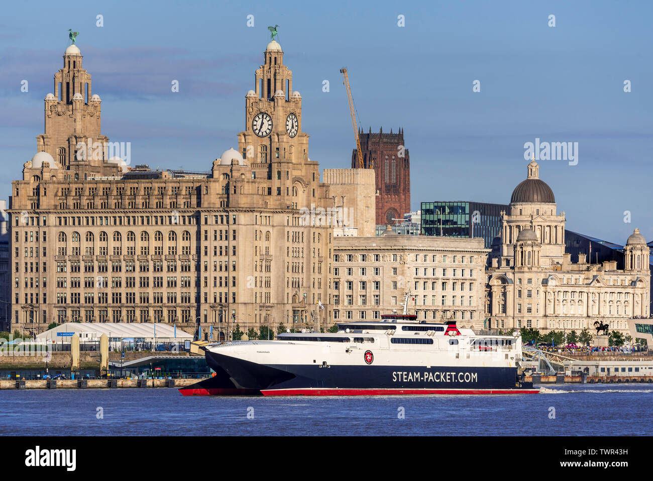 Isola di Man Ro Ro car ferry catamarano il Manannan nel fiume Mersey a Liverpool pierhead. Il Royal Liver Building. Foto Stock