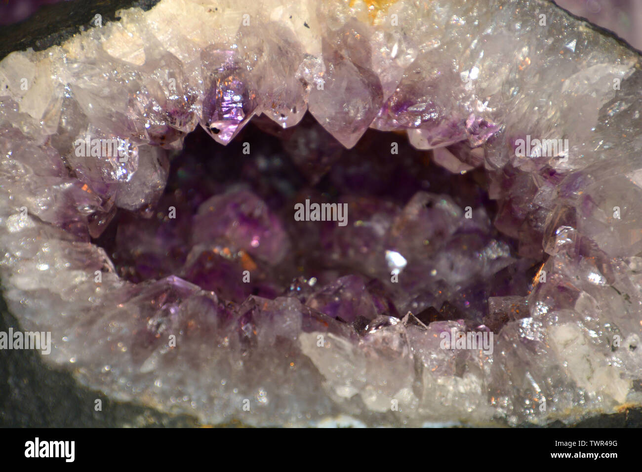 Ametista geode naturale gemma di cristallo di ripresa macro sfondo viola con effetto bokeh, Quarzo ametista in argento e viola Foto Stock