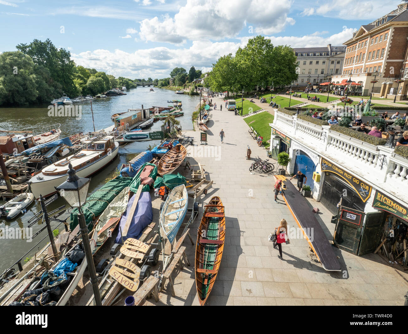 La gente passa accanto a un cantiere di costruttori di barche a Richmond upon Thames, un quartiere di Londra SW della città. Foto Stock