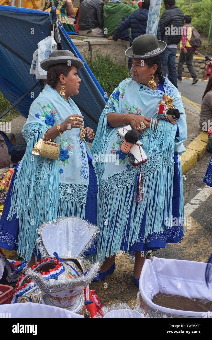 Cholitas divertirsi presso il Gran Poder Festival, La Paz, Bolivia Foto Stock