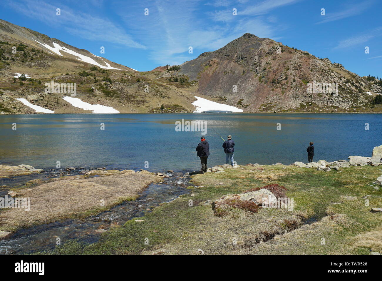 Francia il paesaggio dei Pirenei lago di montagna con i pescatori, Casteilla, Pyrenees-Orientales Foto Stock