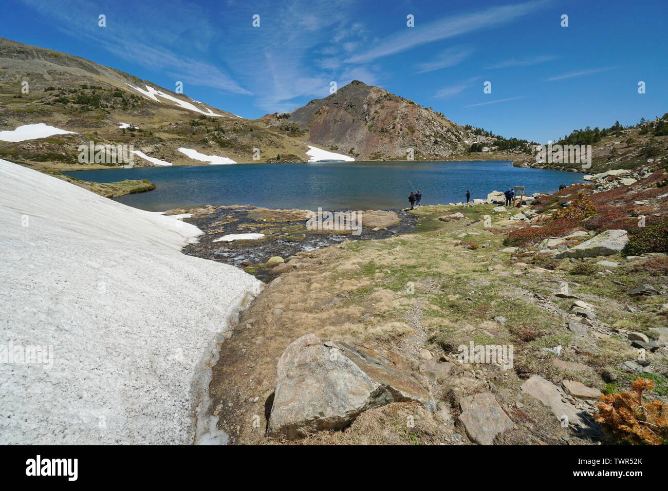 Francia Pirenei Casteilla lago con i pescatori, paesaggio nel parco naturale dei Pirenei catalani Foto Stock