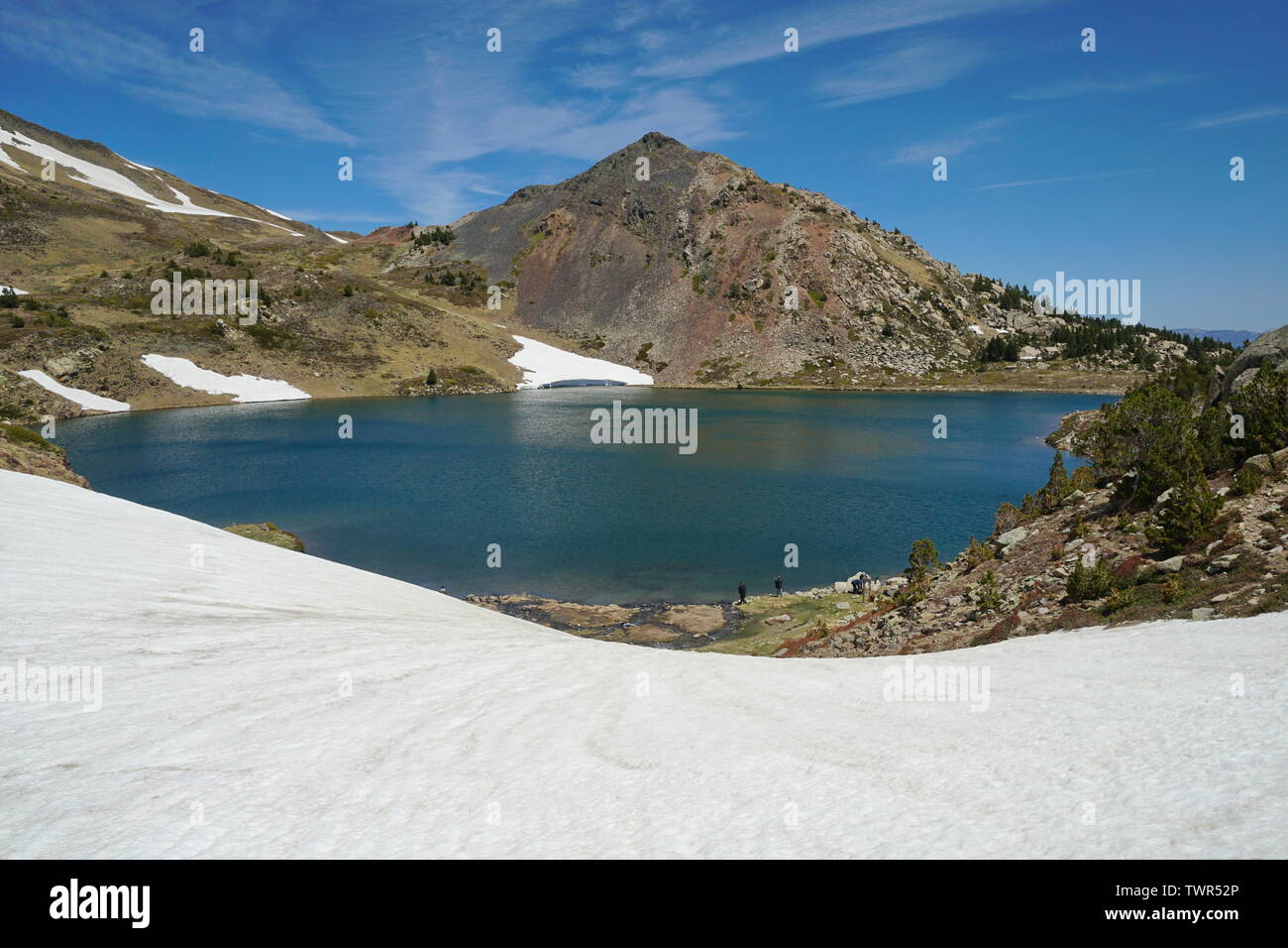 Francia Pirenei montagna lago di Casteilla in primavera con la neve in primo piano, Pyrenees-Orientales Foto Stock