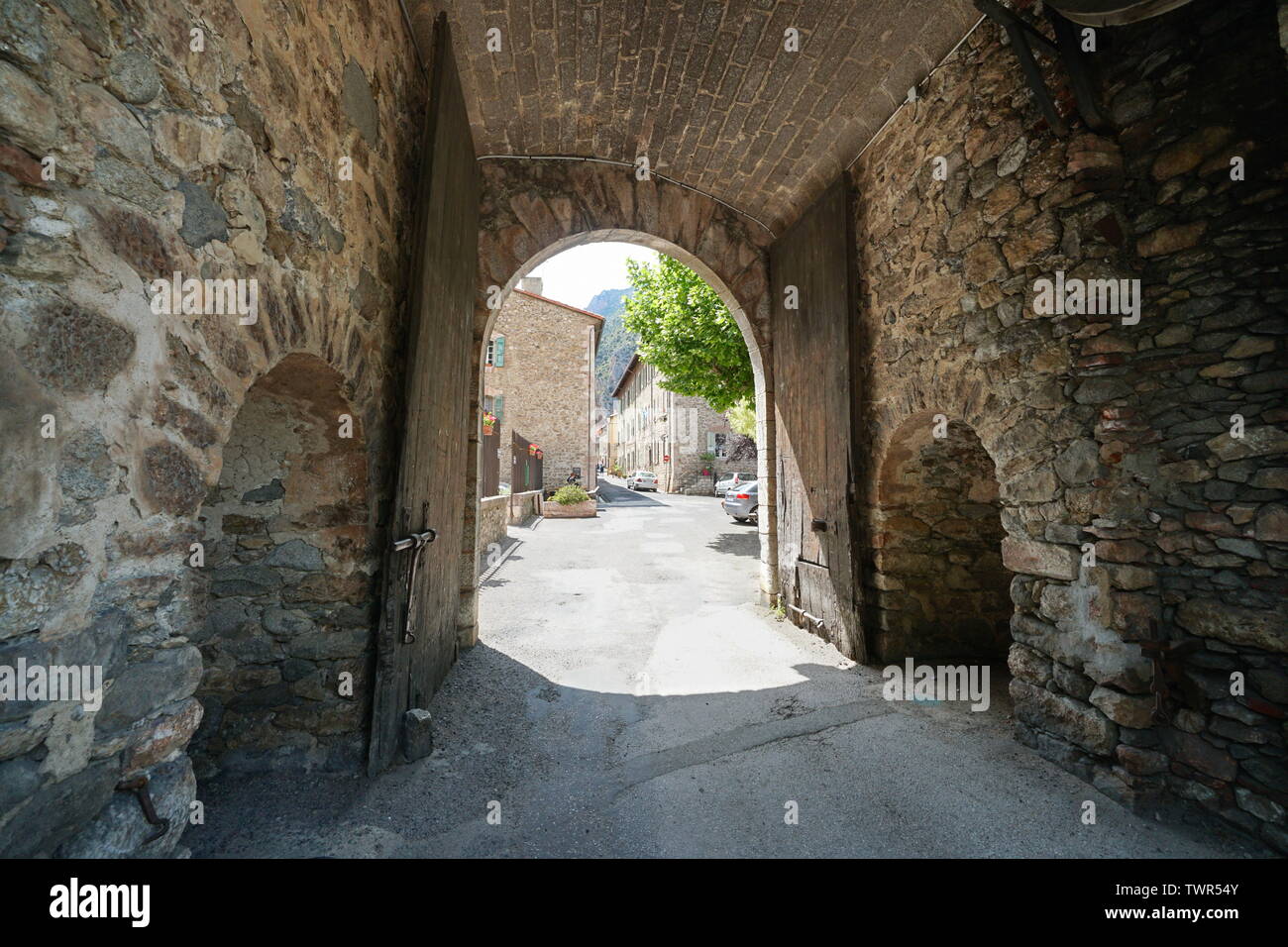 Porta d'ingresso al borgo medievale di Villefranche de Conflent, Pirenei orientali, Occitanie, Francia Foto Stock