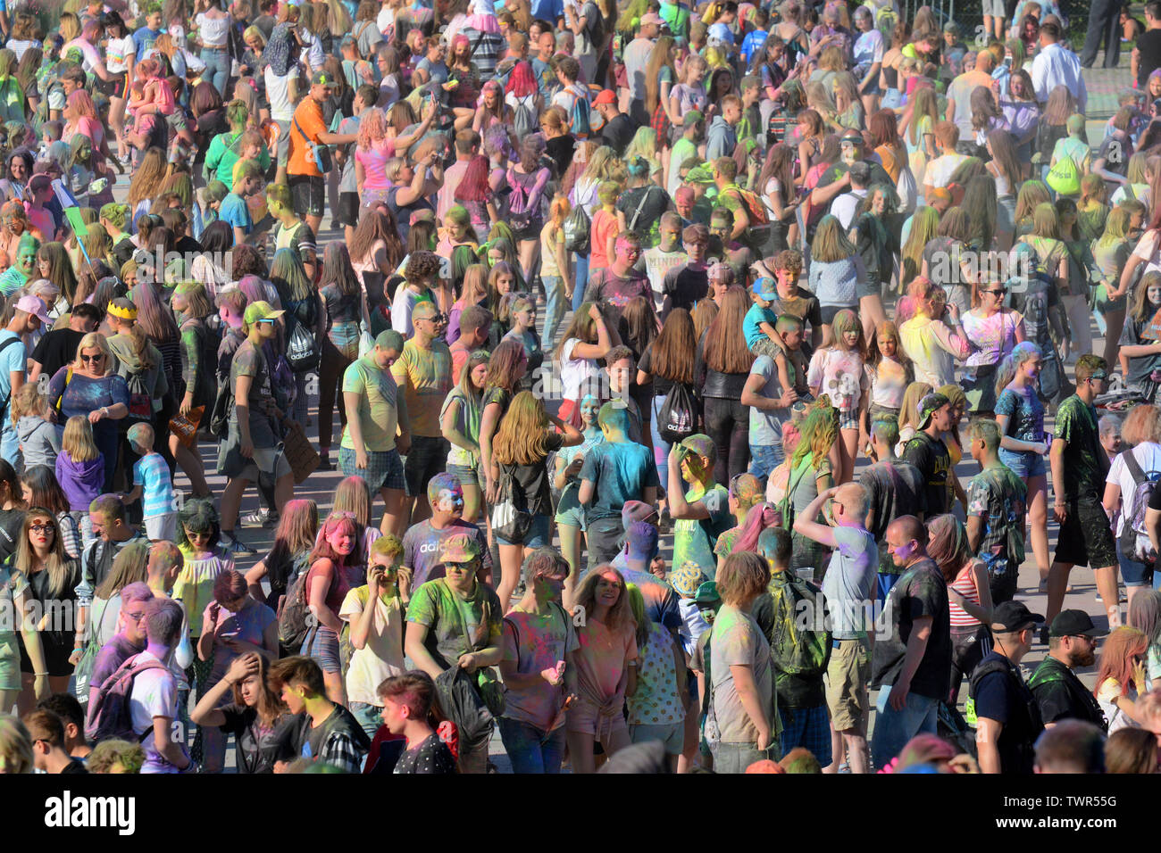 GDANSK, Polonia - 22 Giugno 2019: persone gettando le polveri colorate, prendendo parte al Festival di colori. Foto Stock