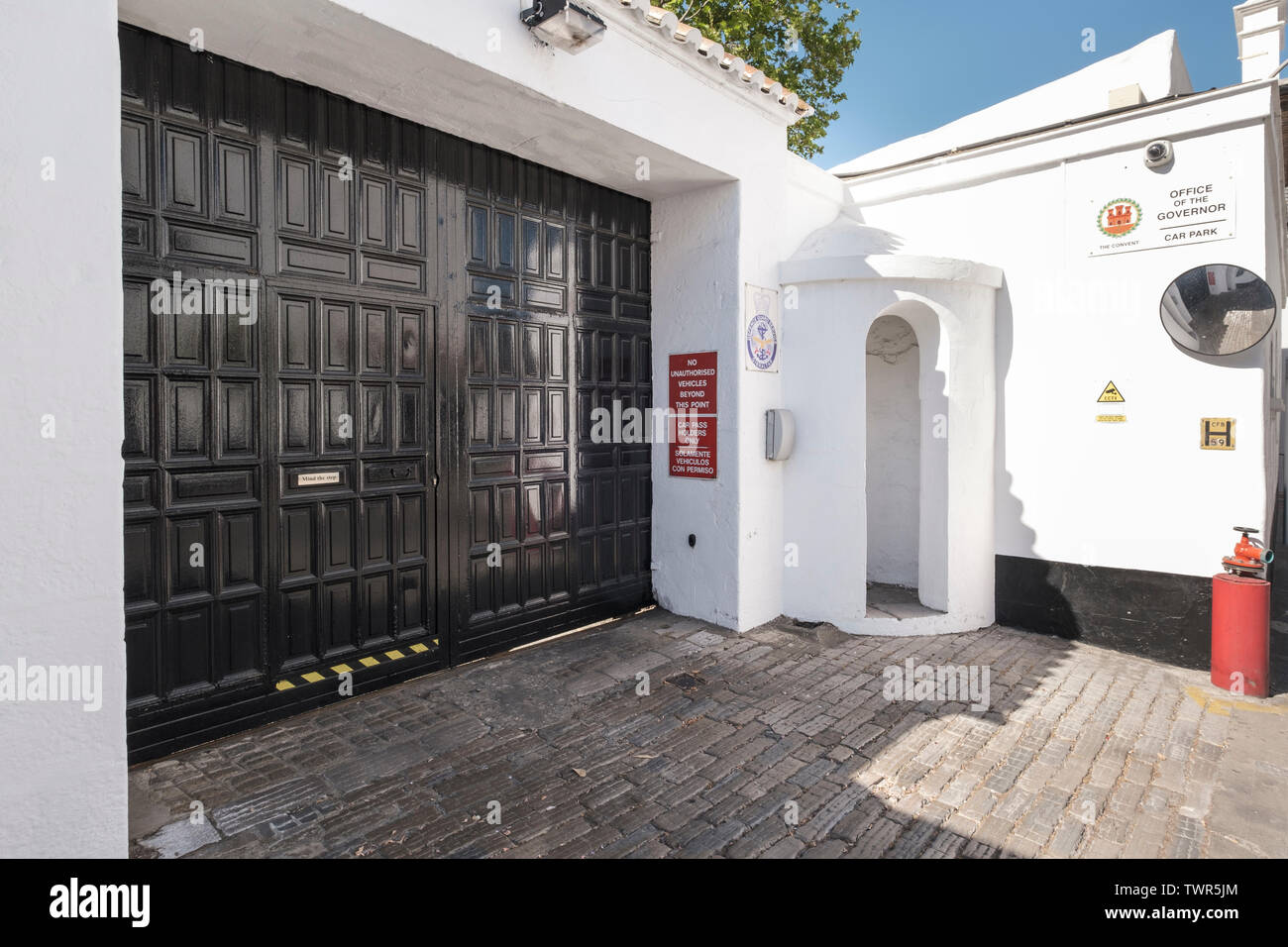Il convento (Residenza del Governatore), convento posto, Main Street, Gibilterra. Lato ingresso del veicolo in Governor's Lane, con guardia edificio capanna Foto Stock