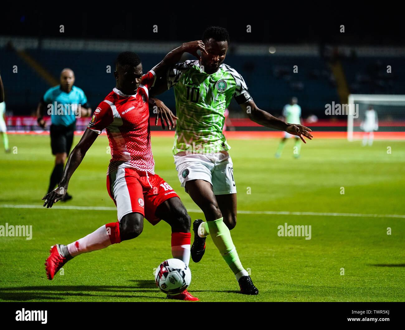 Alessandria, Egitto. Giugno 22, 2019: John obi Mikel della Nigeria e Saido Berahino del Burundi durante la Coppa d'Africa delle Nazioni match tra la Nigeria e il Burundi in Alessandria Stadium di Alexandia, Egitto. Ulrik Pedersen/CSM. Foto Stock
