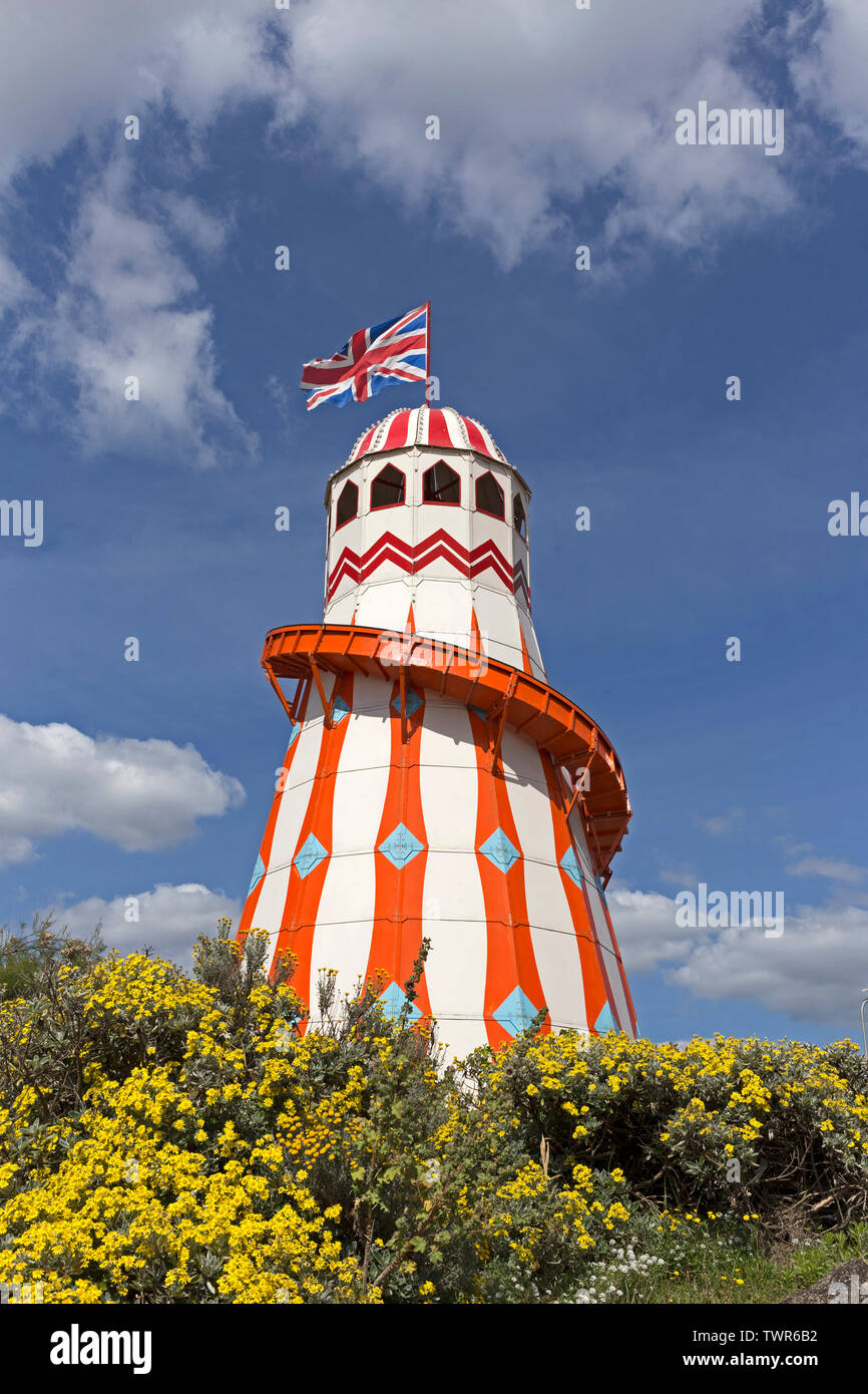 Un Helter Skelter-sulla spiaggia di prati in Weston-super-Mare Regno Unito durante l annuale Weston Air Festival. Foto Stock