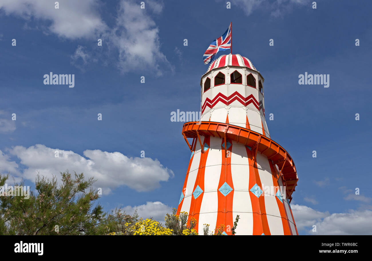 Un Helter Skelter-sulla spiaggia di prati in Weston-super-Mare Regno Unito durante l annuale Weston Air Festival. Foto Stock