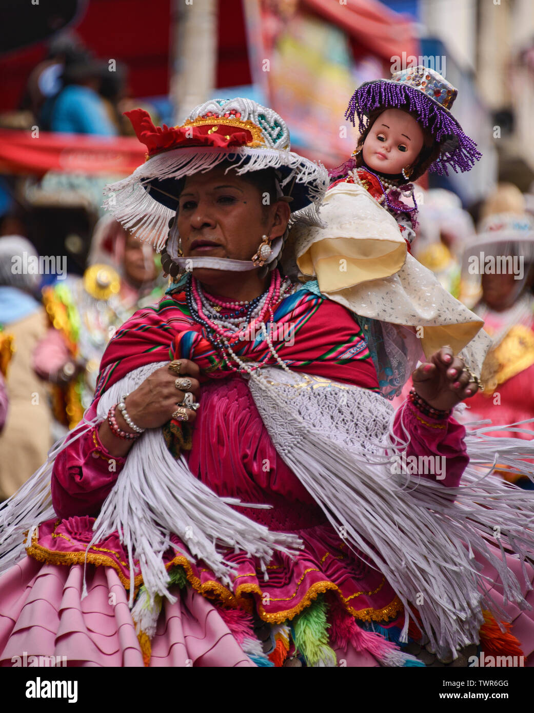 Costume danzatrice presso il colorato Gran Poder Festival, La Paz, Bolivia Foto Stock