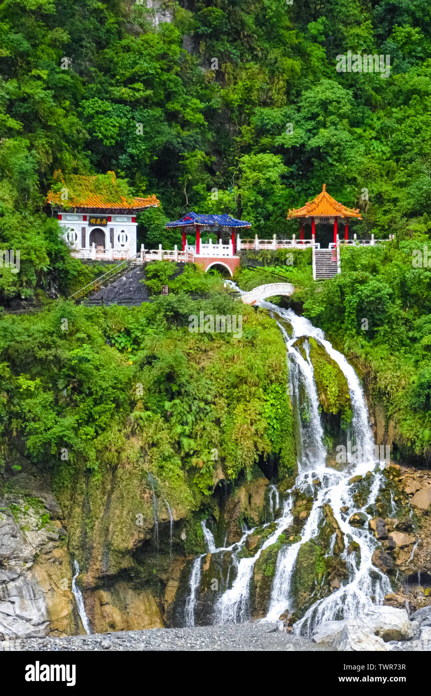 Tempio di Changchun, un punto di riferimento e un monumento complesso del santuario di Taroko National Park di Taiwan. Il monumento si trova proprio sopra la splendida cascata flussi. La foresta tropicale intorno a. Rocce. Foto Stock