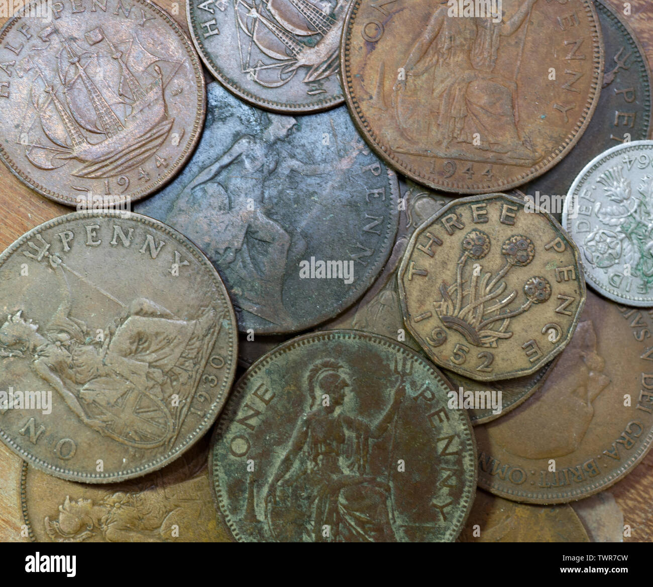 Vecchie monete Britanniche, un penny monete. threepenny bit,halfpenny e sixpence. Isole britanniche. Foto Stock