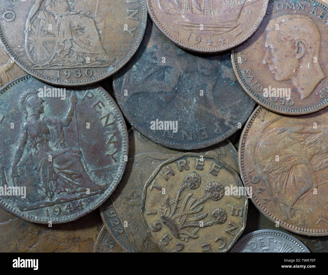 Vecchie monete Britanniche, un penny monete. threepenny bit,halfpenny e sixpence. Isole britanniche. Foto Stock