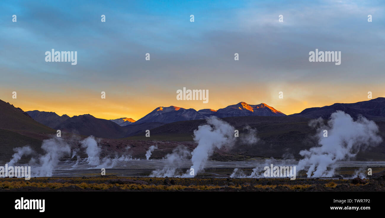 Fotografia panoramica del Tatio geyser campo di sunrise, il Deserto di Atacama, Cile. Foto Stock