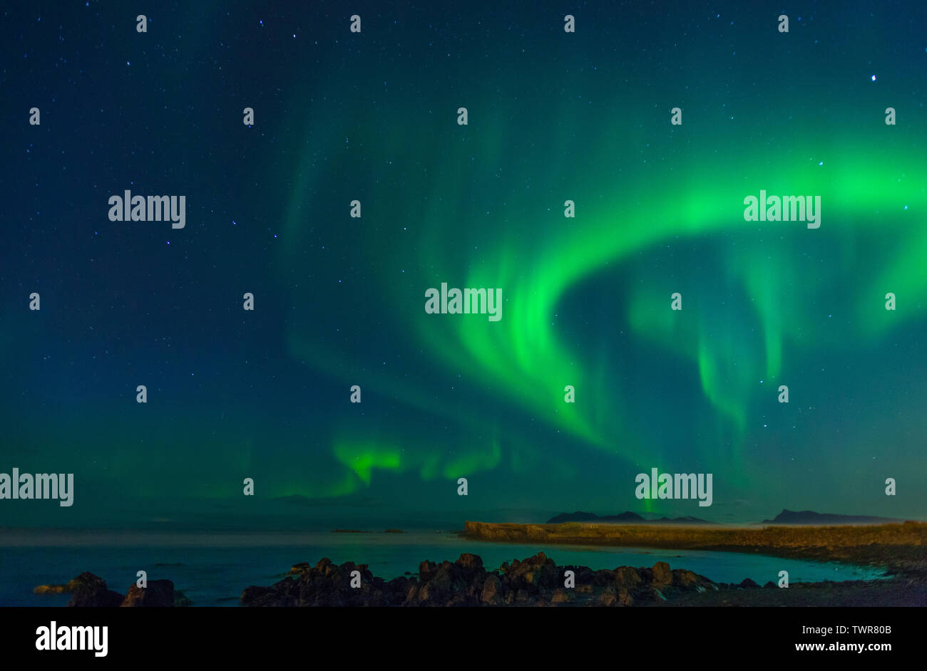Display a colori di Northern Lights, display brillante di aurora boreale nel cielo di Islanda. Islandese di Northern Lights, Arctic Lights. Foto Stock