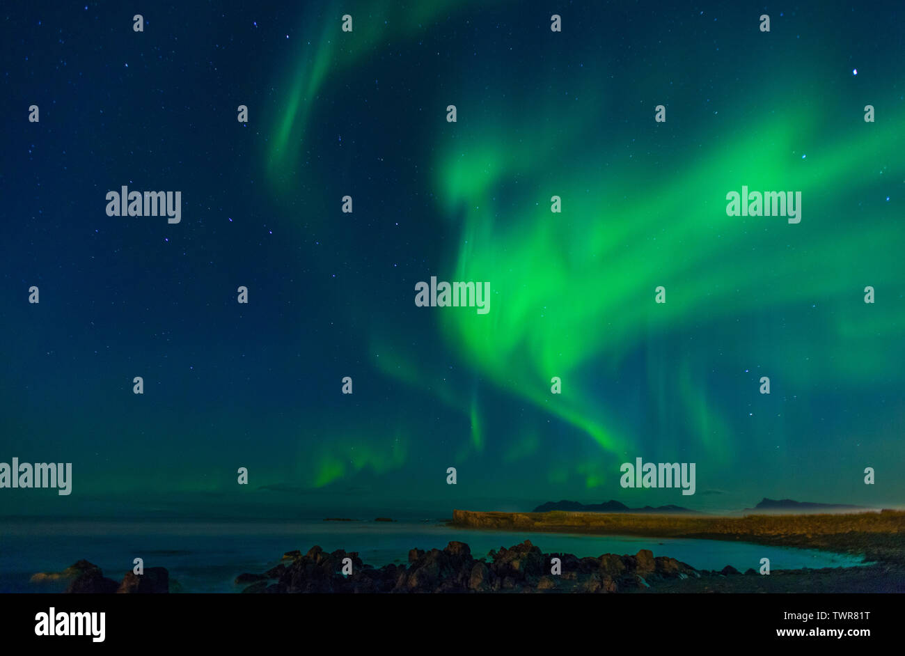 Display a colori di Northern Lights, display brillante di aurora boreale nel cielo di Islanda. Islandese di Northern Lights, Arctic Lights. Foto Stock