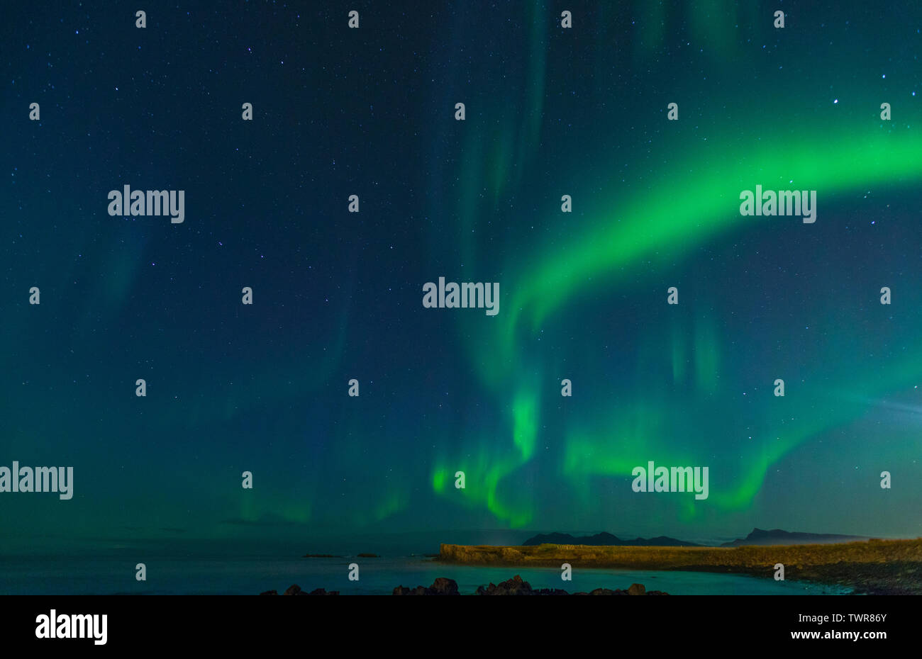 Display a colori di Northern Lights, display brillante di aurora boreale nel cielo di Islanda. Islandese di Northern Lights, Arctic Lights. Foto Stock