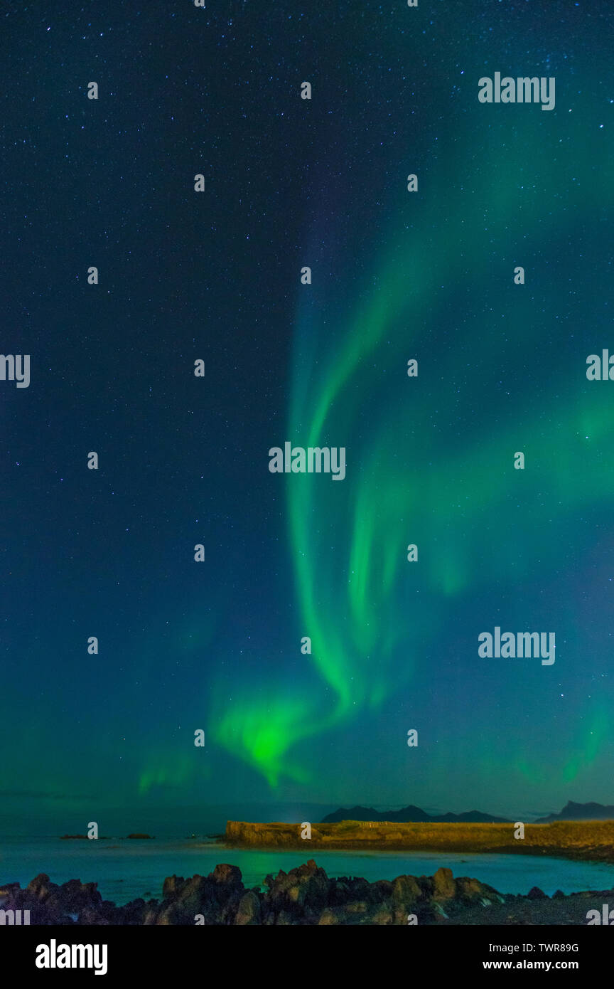 Display a colori di Northern Lights, display brillante di aurora boreale nel cielo di Islanda. Islandese di Northern Lights, Arctic Lights. Foto Stock
