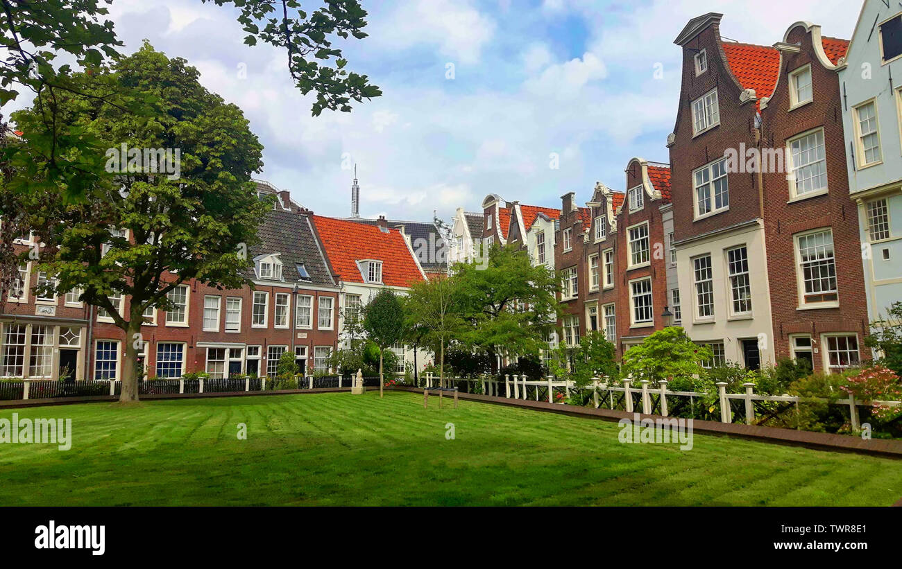 Amsterdam, Olanda - Luglio 2017: caratteristici edifici con prato Foto Stock