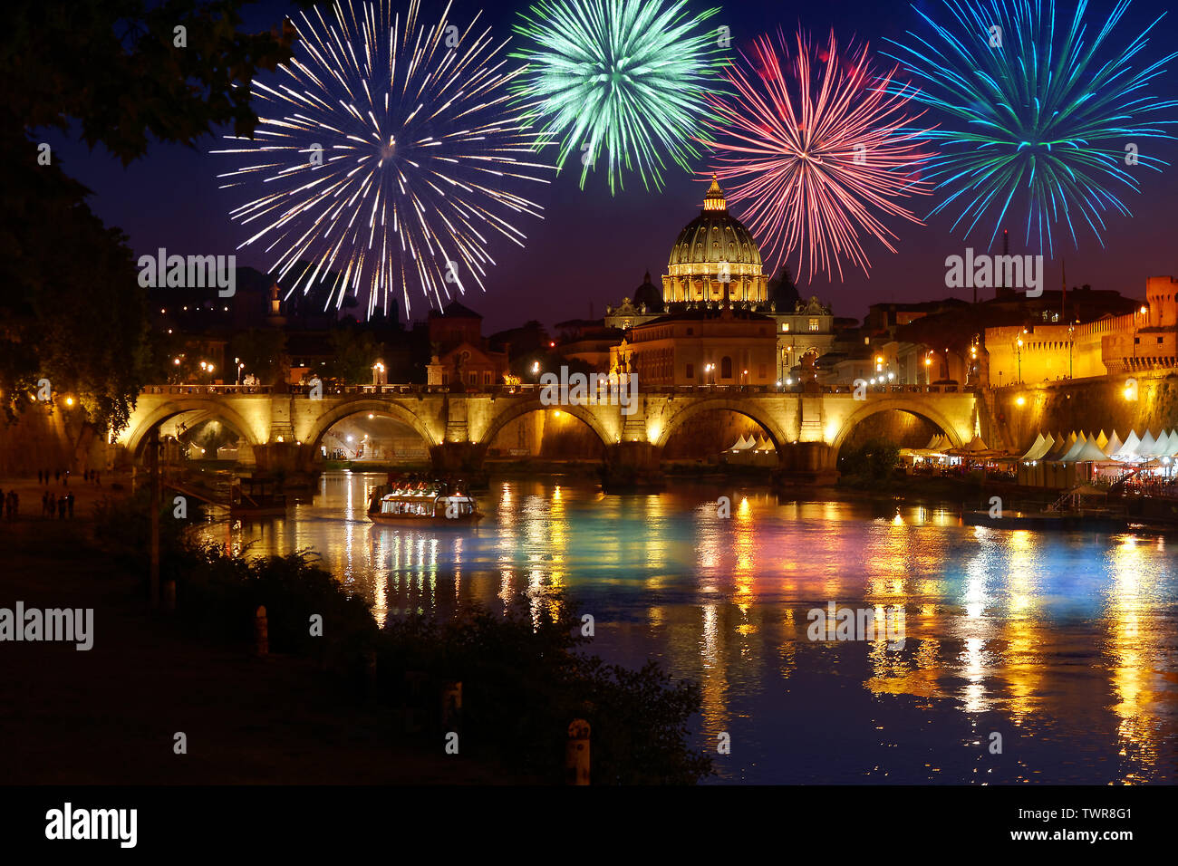 Fuochi d'artificio su San Pietro Cattedrale skyline di Roma vista da Umberto I ponte sul fiume Tevere Foto Stock