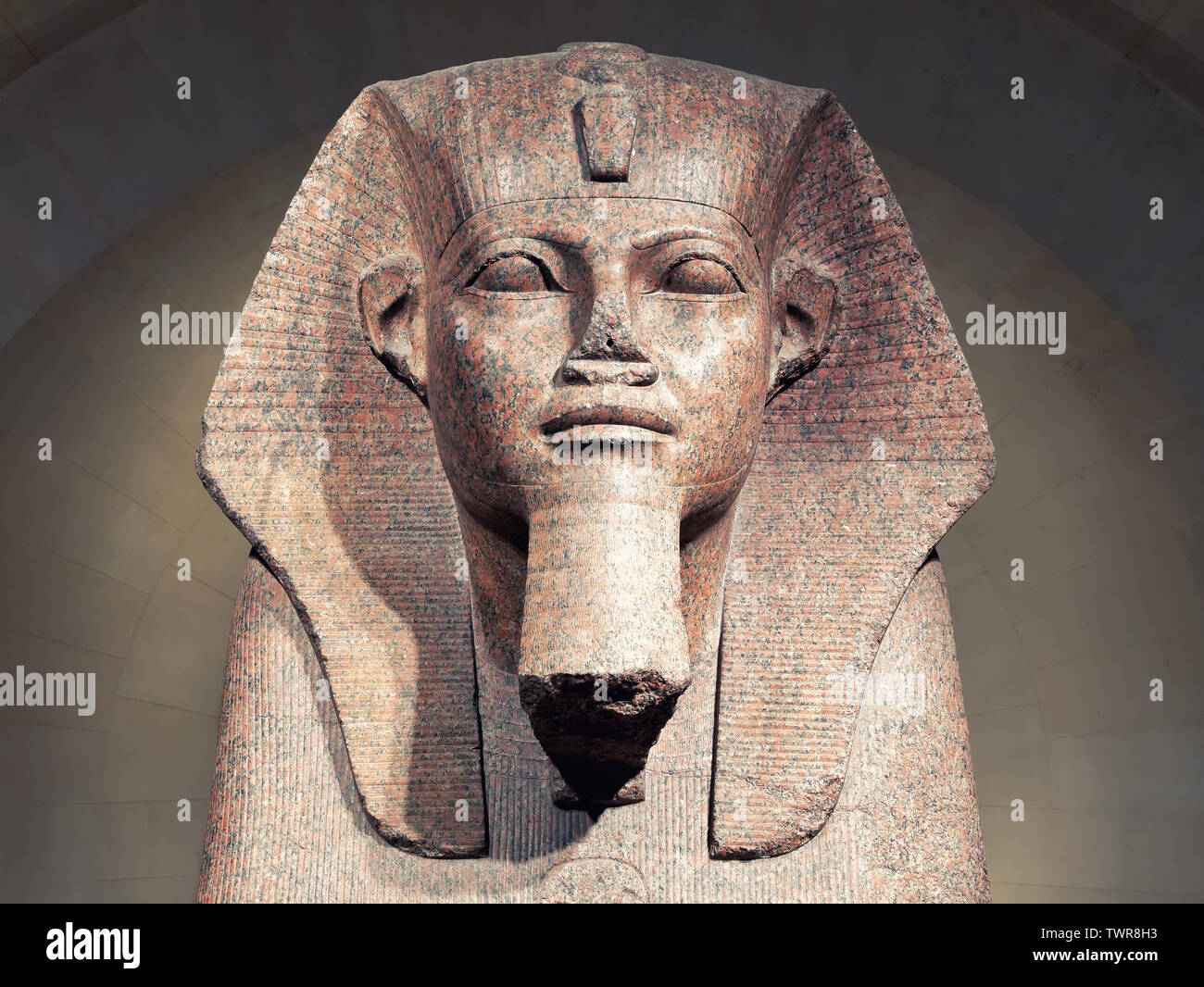 Parigi, Francia - 20 Aprile 2019: Grande Sfinge di Tanis nel museo del Louvre Foto Stock