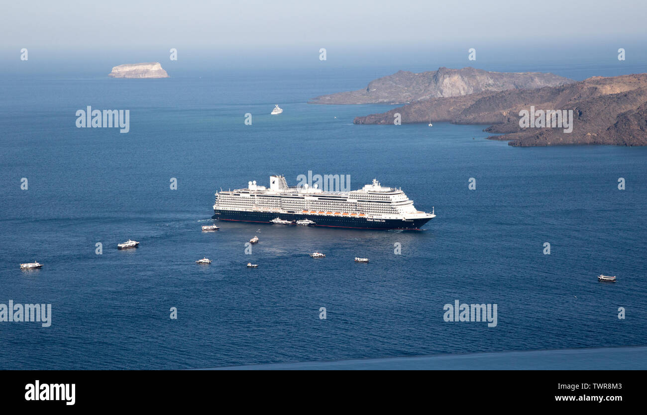 La nave di crociera si trova al largo della costa di Santorini con piccole offerte servizi passeggeri andando a terra Foto Stock