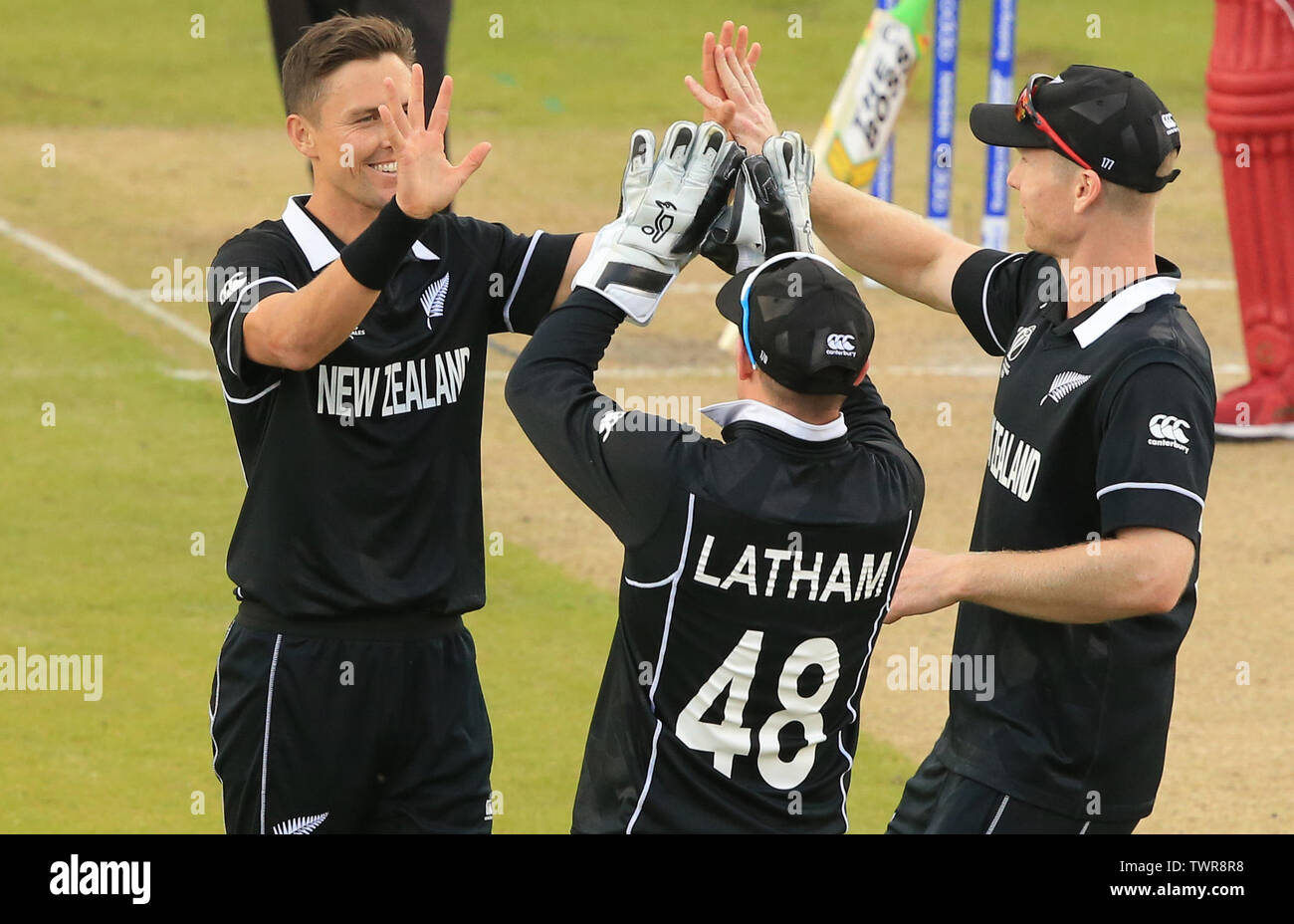 MANCHESTER, Inghilterra. 22 giugno 2019: Trento Boult di Nuova Zelanda celebra tenendo il paletto di Shai speranza di West Indies durante il West Indies v Nuova Zelanda, ICC Cricket World Cup Match, a Old Trafford, Manchester, Inghilterra. Foto Stock