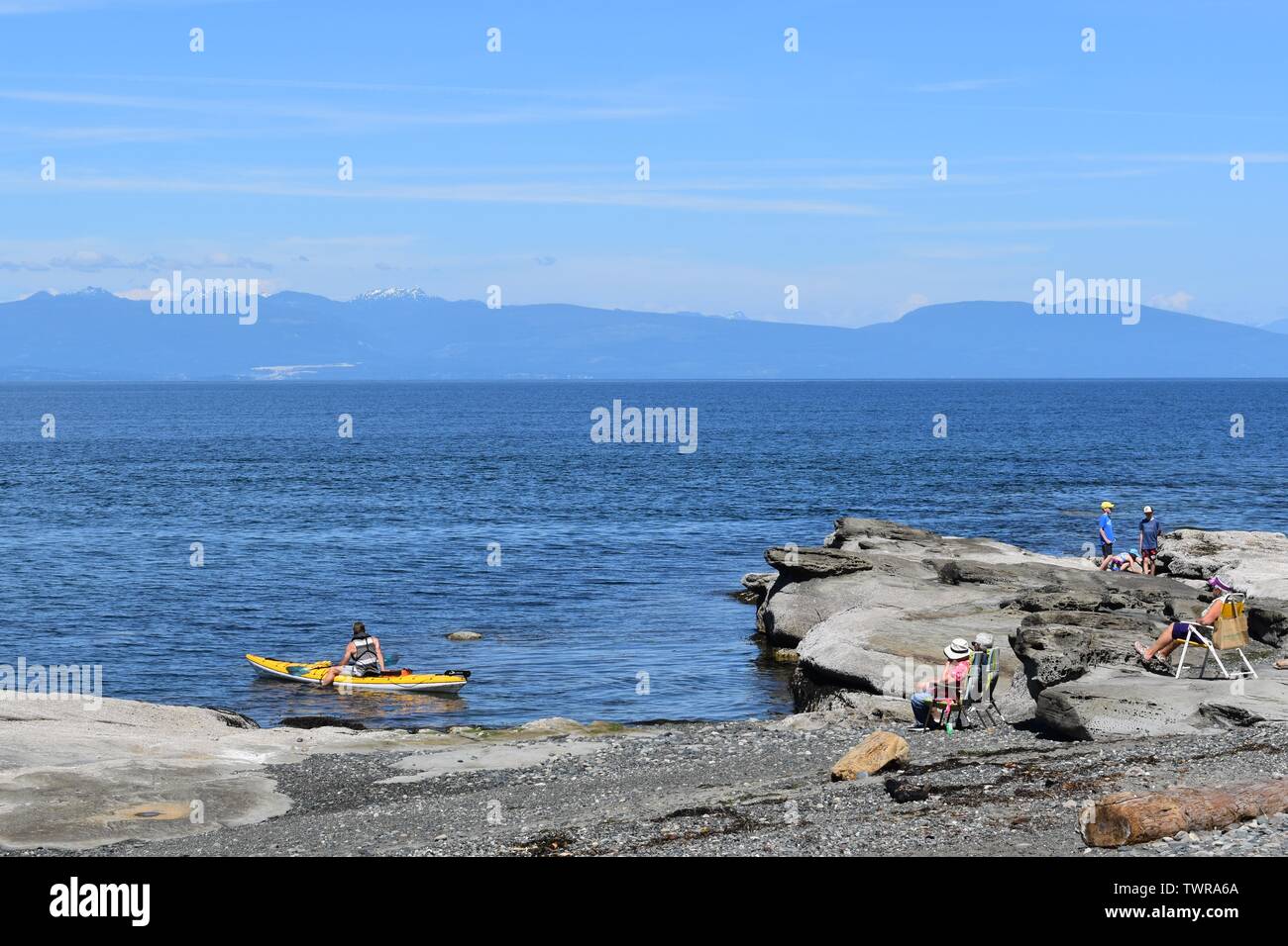 Un kayaker a Lantzville beach, Isola di Vancouver Foto Stock